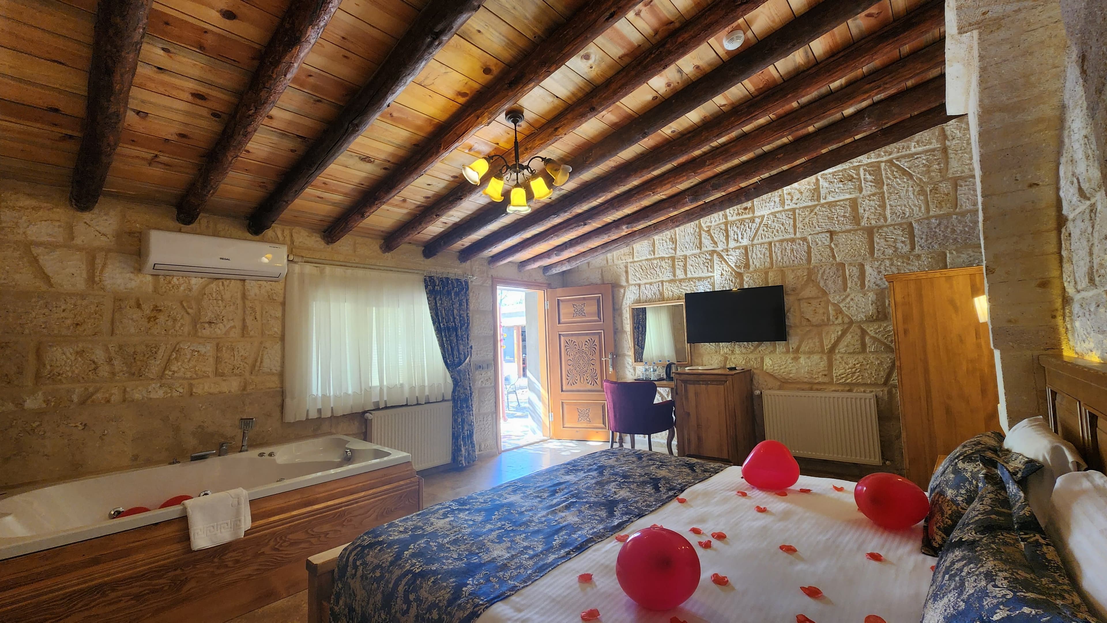 Jakuzili ve Balkonlu Suit